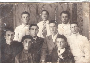 Крайний справа, в первом ряду Местоев Абасс Увейсович, учеба во Владикавказе 30-е годы