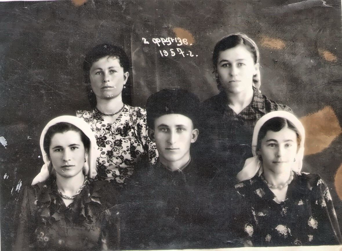 : слева сидят Местоева Пятимат Исраиловна, Местоев Гирихан Эбиевич, Местоева Хава Татархановна,стоят Местоева Хатчат Татархановна, Местоева Лейла Татархановнаn