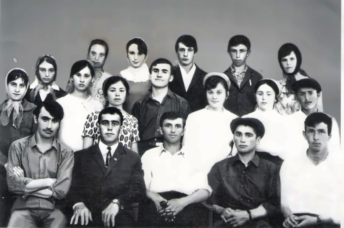 Сидят, Местоевы; Адам, Курейш, Эйдмар, Гирихан, Магомед,второй ряд,слева на право Басират, Торошхоева Лейла, Местоевы; Валя,Ханифа, Алихан, Диба,Ханифа,Яхъя, верхний ряд:Хадчат, Хава, Муса, Исса, Томара