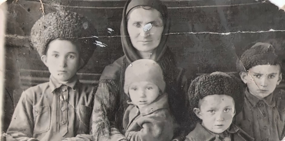 В папахе Аушев  Асхаб Туханович,  Местоева Касрат  Чадховнаn