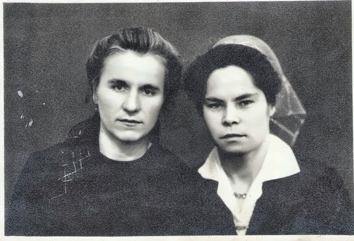 Местоева Эсет, слева
