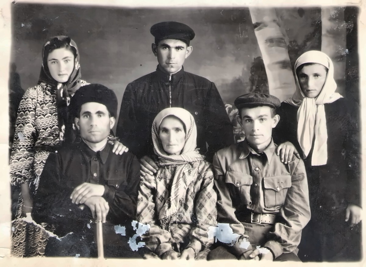 Сидят слева на право: Местоев Аббас Хизирович, Местоева (Туркаева) Марем , Местоев Хас-Магомед Хизирович, стоят слева на право Цунтольгова (Местоева) Эсет Хизировна,Местоев Якуб Хиззирович, Местоева(Дзортова) Ашат Мурзабековнаn