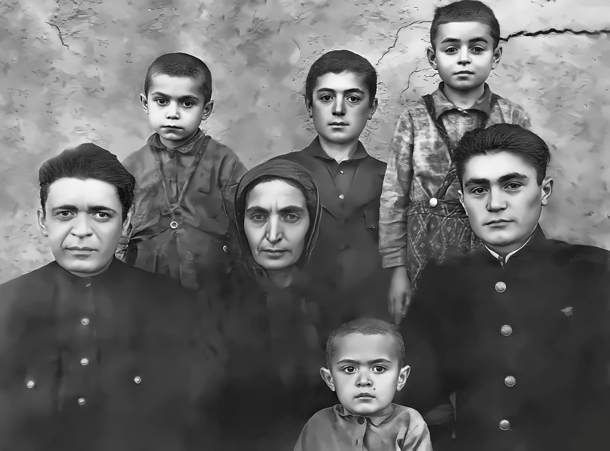 Верхний ряд, слева на право: Местоев Шагир Аюпович, Башир Аюпович,Тагир Аюпович,второй ряд слева на право: Ахмед Аюпович, Местоева(Муружева) Хава, Магомед Аюпович, снизу Рашид Аюпович